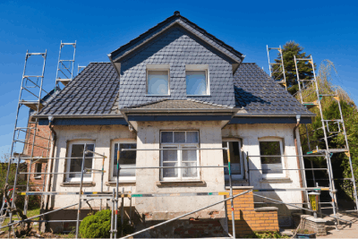 Rénovation d'une façade de maison à Gembloux et restauration par l'équipe de Lemy Peinture